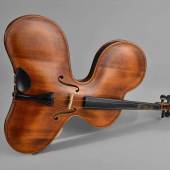 Geige "Experimentalform" 20. Jh., Korpus unregelmäßig geformt, Boden mehrteilig, Korpus fast makellos, L Korpus max. ca. 46 cm, L gesamt ca. 64 cm. Mindestpreis:	20 EUR