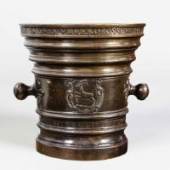 Bedeutender Bronzemörser Gegossen von Johann Wagner (inschriftlich bezeichnet), Frankfurt, 1658 Mehrfach eingeschnürter Glockenguss, Schätzpreis:	9.000 - 11.000 EUR