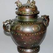 Archaisierendes Weingefäß „lei“ aus Bronze, Ausführung wohl chinesische Ming-Zeit, Aufrufpreis:	800 EUR