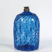 Seltene Schnapsflasche aus kobaltblauem Glas mit Zinnschraubverschluss Alpenländisch, Tirol, 17. / 18. Jh. Schätzpreis:	4.000 - 8.000 EUR