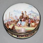 Seltene Porzellan-Tabatière mit Kauffahrteiszenen, Kgl. Meissen um 1730/40 Runde Deckeldose, Schätzpreis:	3.500 - 5.000 EUR