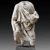 Torso eines Hirten. Römisch, 1. Jh. n. Chr. H 76cm. Aus weiß-grau gestreiftem Marmor. Unterlebensgroße Statue eines Hirten, Schätzpreis:	40.000 EUR