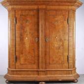 Qualitätsvoller, süddeutscher Barockschrank - 1754 - datiert. Mindestpreis:	26.000 EUR