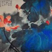 ZHANG Daqian (1899 Neijiang - 1983 Taipeh) "Roter Lotus", zwischen blau/grünen Blättern, Aquarell auf Papier mit chinesischen Schriftzeichen Mindestpreis:	60.000 EUR, Zuschlagspreis:	130.000 EUR