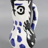 Pablo Picasso (1881-1973) Keramikkrug Eule, 1950er Jahre, Keramik mit weißer, blauer, schwarzer und dunkelbrauner Matt- und Glanzbemalung. Aufrufpreis:	900 EUR