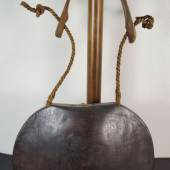 Holzglocke, DR Kongo H. 42,5 cm. Schätzpreis:	450 EUR