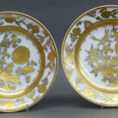 Paar Porzellanteller um 1765, Manufaktur Meissen, Goldmalerei, wohl von Abraham Seuter, Mindestpreis:	5.000 EUR
