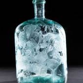 Große Flasche Kristian Klepsch, 1975 Flaschengrünes Glas mit teils geblänktem surrealem Tiefschnittdekor.  Schätzpreis:	1.100 - 1.300 EUR, Zuschlagspreis:	4.000 EUR