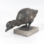 GAUL, August: Lebensgroßes Schwanenküken. GAUL, August: Life-sized Sculpture of a Swan Chick. Patinated bronze, early 20th century. Zuschlagspreis:	4.600 EUR