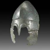Chalkidischer Helm. Griechisch, 4. - 2. Jh. v. Chr. L ca. 26cm, H 33cm (mit Wangenklappen). Schätzpreis:	25.000 EUR