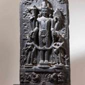 Mittig auf doppeltem Lotossockel stehender Vishnu mit seinen Attributen, von Laksmi und Sarasvati sowie deren Begleitern flankiert. Aureole mit Kala-Maske. Seitlich Darstellung versch. Apsaras, am Rand löwenähnliche Wesen. Sockel mit Adoranten, Stupa und Akanthus. Schwarzes Gestein (Phyllit). Nordostindien/Bengalen, Pala-Periode, 12. Jh. H 69 cm. Mindestpreis:	32.000 EUR