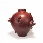 Große Vase, 1940er Jahre Axel Salto (im Stile von) H. 44,5 cm. KPM Kopenhagen. Steinzeug, dunkelrot glasiert. Aufrufpreis:	600 EUR Schätzpreis:	600 - 800 EUR Zuschlagspreis:	36.000 EUR