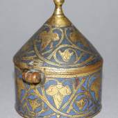 Limoger Pyxis, 1. H. 13. Jh. Hostienbehälter aus einem flachen zylinderförmigem Gefäß mit Kegeldeckel aus Kupfer. Schätzpreis: 	8.000 - 10.000 EUR