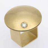 Kinetischer Brillant-Ring "Sternschnuppe" von Barbara Schulte-Hengesbach Gelbgold 750, gebürstet. Runder pilzförmiger Ringkopf, ausgefasst mit 1 Brill. ca. 0,55 ct, Getönt/VS-SI. Firmensignet: S-H. RG 52. Ca. 30,9 g. Aufrufpreis:	1.300 EUR
