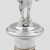 Lot 136: Flaschenkorken, Griff in Gestalt eines Jägers, Sterling-Silber, 20. Jh., gest. 925., H. ca. 12 cm, 180 €.