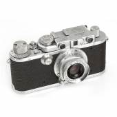 OT 42 LEICA 72 18x24mm Midland  Kürzlich entdeckte und 100% originale Leica 72 (mit großem X bei 18 X 24), mit Summaron 3,5/3,5cm Nr.780370 (Deckel) - die Kamera wurde von Ottmar Michaely gereinigt und kommt mit seiner ausführlichen Expertise  Zustand: B+ Jahr: 1955 Seriennummer: 357407  EUR 15.000 - 20.000 (Schätzwert)	 EUR 8.000 (Startpreis)