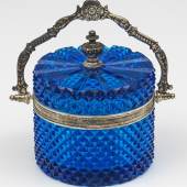 Lot 65: Eleganter Eiswürfelbehälter, persischblaues Glas mit Steineldekor, Frankreich, um 1935/40, H. 14,5 cm, 180 €.