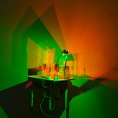Lukas Derow (*1957): SpiegleinSpieglein (2022) Installation mit verschiedenen Materialien, beweglichen Elementen und Licht (29,0 × 24,0 × 31,0 cm) Objektnr. 18540 · Preis: Auf Anfrage.