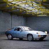 Lot 568 Heinz Mack Ohne Titel (lackierter Porsche 928). 1978/1984 Auf beiden Türen gesprüht signiert 'MACK'. TÜV bis August 2015 4420 ccm, 177 KW (240 PS), Schaltgetriebe, Benzin Schätzpreis: € 40.000 – 45.000,-