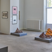 Kunst nach der Shoah - Wolf Vostell im Dialog mit Boris Lurie, Ausstellungsansicht Kunsthaus Dahlem 2022. Foto: Günter Lepkowski, (c) Lurie Art Foundation, New York. 