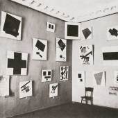 0,10 – Die letzte futuristische Ausstellung der Malerei in Petrograd, Winter 1915/16. Raum von Malewitsch mit Schwarzem Quadrat und weiteren suprematistischen Bildern.