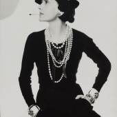 Man Ray Coco Chanel | Um 1935 | Späterer Gelatinesilberabzug | 27,8 × 36 cm  Taxe: € 2.000 – 4.000