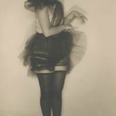 Elli Marcus, Valeska Gert: Ballett-Parodie in Tüllkleid, um 1930 Silbergelatineabzug (Originalabzug), 21,7 × 15 cm Staatliche Museen zu Berlin, Kunstbibliothek, © bpk / Kunstbibliothek, SMB / Elli Marcus