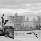  Mario Dondero, Tuffo nel Malecón, L’Avana, 1992