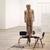 Mark Manders Unfired Clay Figure, 2005-06
Eisenstühle, Epoxidharz bemalt, Holz und div. Materialienn 225 x 150 x 300 cm
Dakis Joannou Collection, Athen 