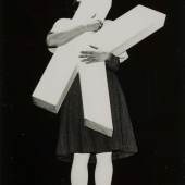 Josef Bauer, aus der Serie „Körpergalerie“, 1974, Silbergelatineabzug auf Barytpapier, Fotosammlung des Bundes am Museum der Moderne Salzburg, © Nachlass Josef Bauer, Foto: Hubert Auer