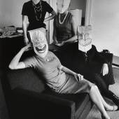 Inge Morath, ohne Titel, aus der Serie „Masken“ mit Saul Steinberg, 1962, Silbergelatineabzug auf Barytpapier, Sammlung Museum der Moderne Salzburg, © Inge Morath / Magnum Photos