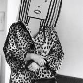 Inge Morath, ohne Titel, aus der Serie „Masken“ mit Saul Steinberg, 1962, Silbergelatineabzug auf Barytpapier, Sammlung Museum der Moderne Salzburg, © Inge Morath / Magnum Photos