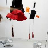 Annette Messager, Motion-Emotion (Detail), 2009–2014, Kleider, Stoff, verschiedene Materialien, Ventilatoren, Goodman Gallery Paris/New York, Foto © Marc Domage, © VG Bild-Kunst, Bonn 2014