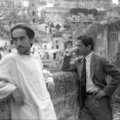 Enrique Irazoqui und Pasolini vor den Felshängen von Matera, 1964 © Associazione Pasolini Matera, Foto: Archivio Notarangelo