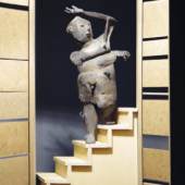 Micha Zweifel, Lift, 2019, Bronze, Sperrholz, MDF, 160 × 240 × 180 cm, Ausstellungsansicht ONONO, Rotterdam, Courtesy of the artist
