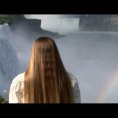 Mika Rottenberg, Chasing Waterfalls. The Rise and Fall of the Amazing Seven Sutherland Sisters, 2006, Video, 9′, Farbe, Ton. Videostill. Courtesy of the artist and Nicole Klagsbrun, New York.