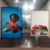 Links: Paul McCarthy: Ohne Titel (Black Doll, aus der Serie „PROPO“), 1972–94, Cibachrom auf Alu, Stiftung Ahlers Pro Arte. Rechts: Christa Dichgans, Spielzeugstillleben (New York), 1967, Acryl auf Leinwand, Kunsthalle Bielefeld. Installationsansicht. Foto: Philipp Ottendörfer