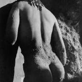 HERBERT LIST (1903–1975) Marmorstatue aus Antikythera, 1937 Silbergelatinepapier, 32,3 x 26,6 cm Museum für Kunst und Gewerbe Hamburg © Magnum Photos / Herbert List Nachlass Hamburg