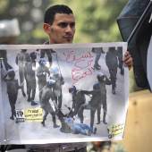 The Dragged Woman, Protestdemonstration Verteidigungsministerium, Kairo 27. April, 2012, Foto: Jonathan Rashad 
