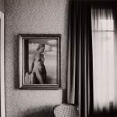 Duane Michals, "Nude painting, interior Magritte home" aus dem Portfolio "A Visit with Magritte by Duane Michals", 1970er Jahre, Silbergelatineabzug, 17 x 25 cm, © Duane Michals. Courtesy of DC Moore Gallery, New York