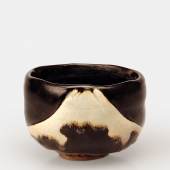 Teacup (chawan) mit Berg Fuji, Akahada, 1. Hälfte 19. Jh., Steinzeug, H. 8 cm, D. 10 cm, Museum für Kunst und Gewerbe Hamburg, Foto: Jörg Arend