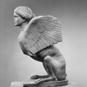 Sphinx, wohl römische Kopie nach klassischem Vorbild (440-450 v. Chr.), Marmor, 59,8 cm, Antikenmuseum Basel und Sammlung Ludwig, Basel, © Antikenmuseum Basel und Sammlung Ludwig