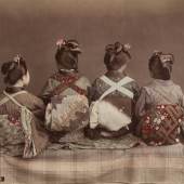Kusakabe Kimbei Tänzerinnen, um 1890 Albumin, koloriert Museum für Kunst und Gewerbe Hamburg Foto: Maria Thrun