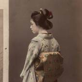 Tamamura Kozabura Porträt einer Geisha, ca. 1880 Albumin, handkoloriert Museum für Kunst und Gewerbe Hamburg Foto: Maria Thrun