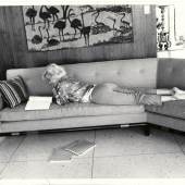 Original Vintage Candid Photo 1962, zeigt Marilyn auf der Couch liegend und seine Filmskript lesend © Courtesy Sammlung Ted Stampfer & Partner