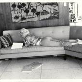 Original Vintage Candid Photo 1962, zeigt Marilyn auf der Couch liegend und seine Filmskript lesend © Courtesy Sammlung Ted Stampfer & Partner
