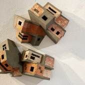 Modellhäuser aus kleinsten Ziegelsteinen sind ein Teil von Mauricio Salcedos künstlerischer Erkundung der Dynamiken innerhalb Lateinamerikas und im Speziellen seiner Heimatstadt Bogotá.