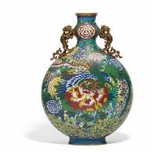 Mondflasche mit Drachenhenkeln China, Qing-Dynastie 18./19. Jh. Höhe 53,5cm Ergebnis: 16.640 Euro 