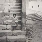 Inge Morath Mädchen mit einem Laib Brot Cáceres, Extremadura, Spanien, 1955 © Fotosammlung WestLicht, Wien