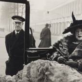 Inge Morath Die Verlegerin Eveleigh Nash mit ihrem Chauffeur Buckingham Palace Mall, London, 1953 © Fotosammlung WestLicht, Wien